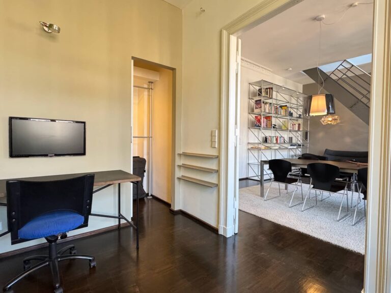 Bathroom with bathtub and separate shower, Berlin Altbau maisonette
