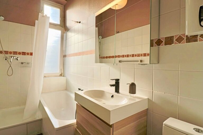 Bathroom with bathtub and separate shower, Berlin Altbau maisonette